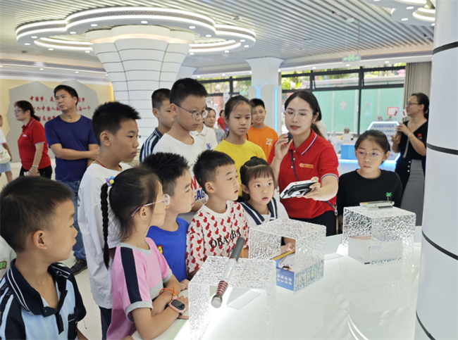 图为参观辅具展厅和辅具科普馆